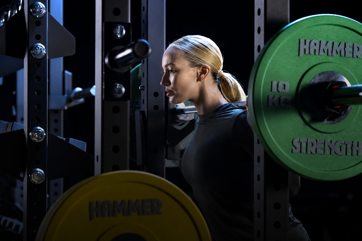 Atleta treinando com equipamentos Hammer Strength